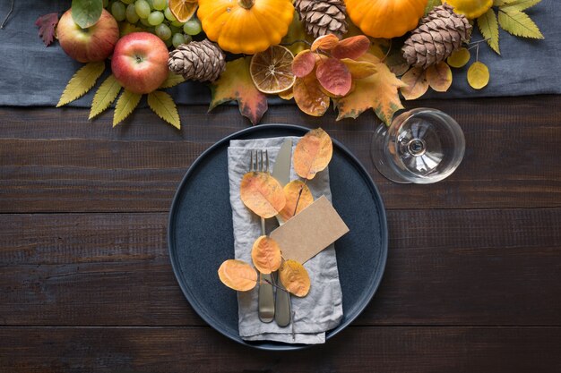 Herfst tabel met bladeren en pompoenen