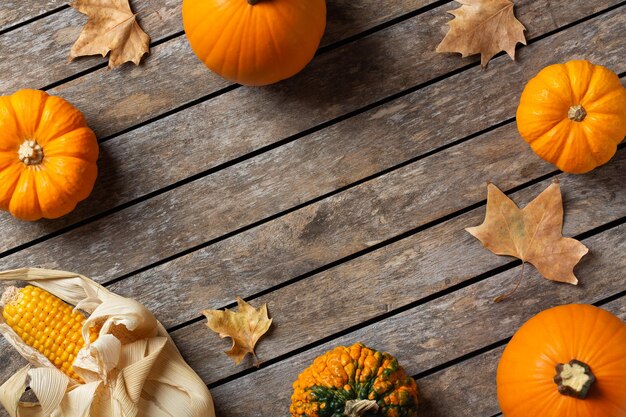 Herfst Thanksgiving dag compositie met decoratieve pompoenen