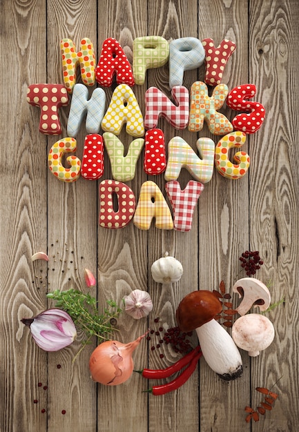 Herfst Thanksgiving Day samenstelling met handgemaakte tekst en groenten op houten achtergrond. Ongewone Thanksgiving dag illustratie. Bovenaanzicht