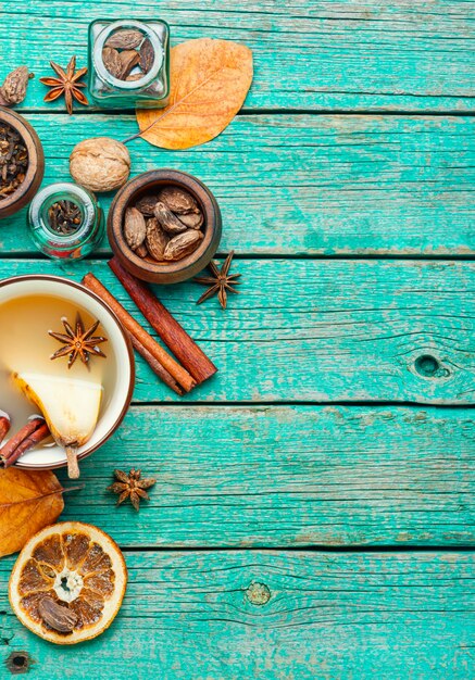 Herfst traditionele populaire glühwein.Warme perenwijn met pittige kruiden.Kopieer ruimte