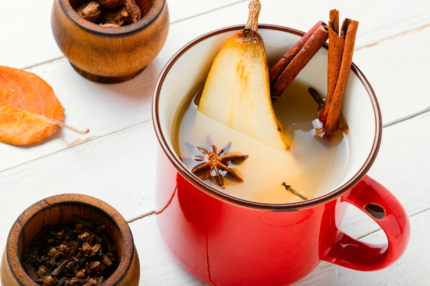 Herfst traditionele populaire glühwein. Warme perenwijn met pittige kruiden.