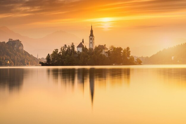 Herfst uitzicht op het meer van Bled met de bedevaartskerk van de Hemelvaart van Maria Bled Slovenië Europa