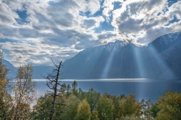 Herfst uitzicht op het verbazingwekkend mooie Lake Teletskoye Lost World Altai-gebergte Rusland