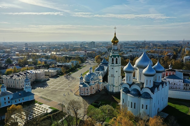 herfst vologda kremlin, drone bovenaanzicht, rusland religie christelijke kerk