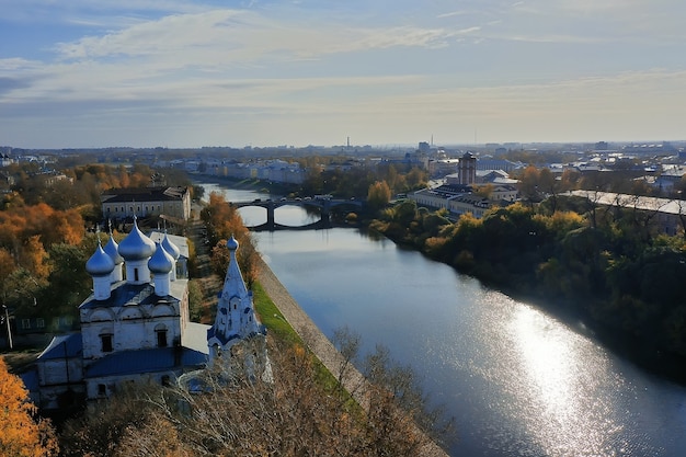 Foto herfst vologda kremlin, drone bovenaanzicht, rusland religie christelijke kerk