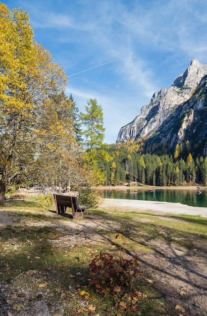 Herfst vredig alpenmeer Braies Zuid-Tirol Italië