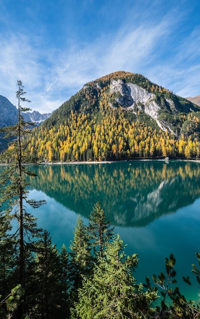 Herfst vreedzaam alpenmeer Braies of Pragser Wildsee FanesSennesPrags nationaal park Zuid-Tirol Dolomieten Alpen Italië Europa Pittoreske reizende seizoens- en natuurschoonheidsconceptscène