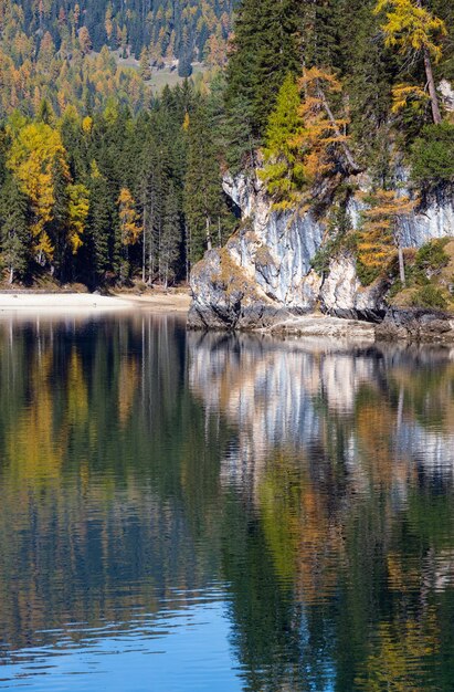 Herfst vreedzaam alpenmeer Braies of Pragser Wildsee FanesSennesPrags nationaal park Zuid-Tirol Dolomieten Alpen Italië Europa Pittoreske reizende seizoens- en natuurschoonheidsconceptscène