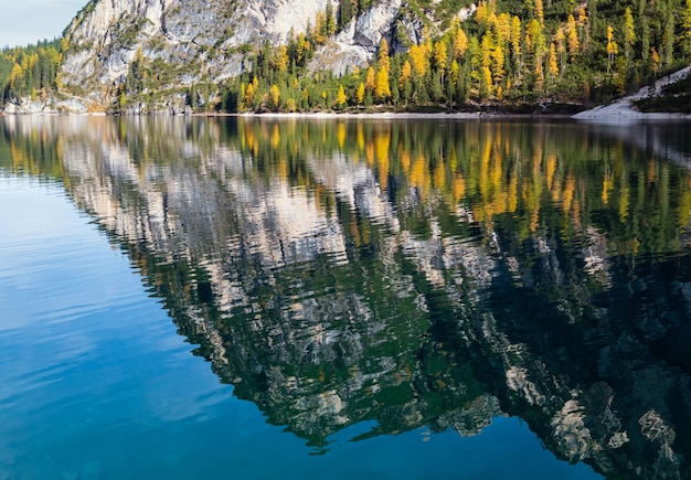 Herfst vreedzaam alpenmeer Braies of Pragser Wildsee FanesSennesPrags nationaal park Zuid-Tirol Dolomieten Alpen Italië Europa Pittoreske reizende seizoens- en natuurschoonheidsconceptscène