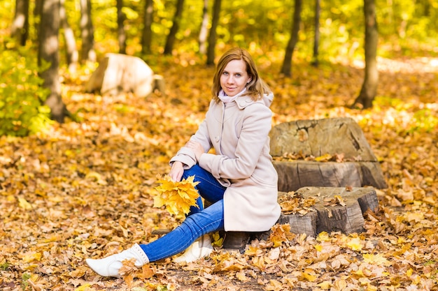 Herfst vrouw en herfst gele esdoorn tuin achtergrond