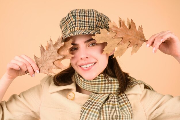 Herfst vrouw herfstbladeren seizoen herfst stemming gelukkig lachende vrouw met in haar handen gele bladeren c