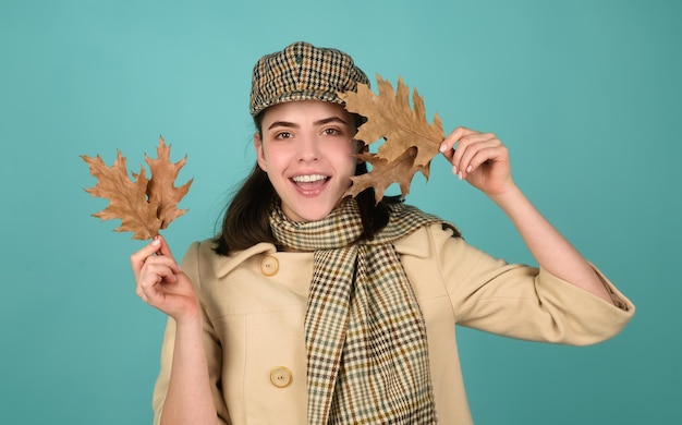 Herfst vrouw herfstbladeren seizoen jong model met herfst herfstbladeren in geïsoleerde studio achtergrond ex