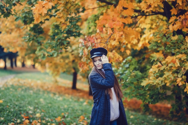 Herfst vrouw in park