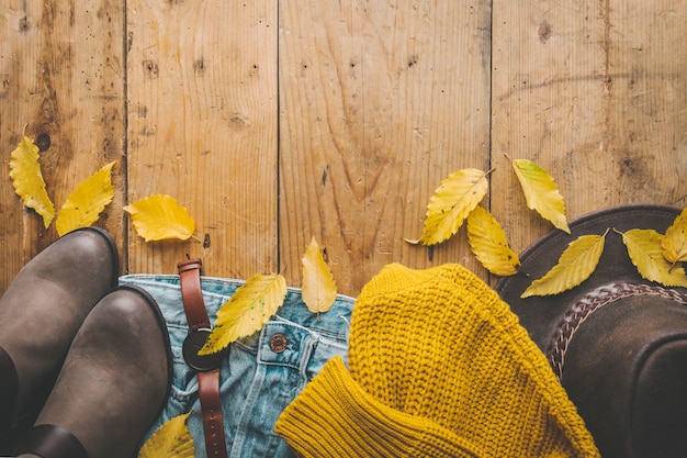 Foto herfst warme kleding op houten tafel