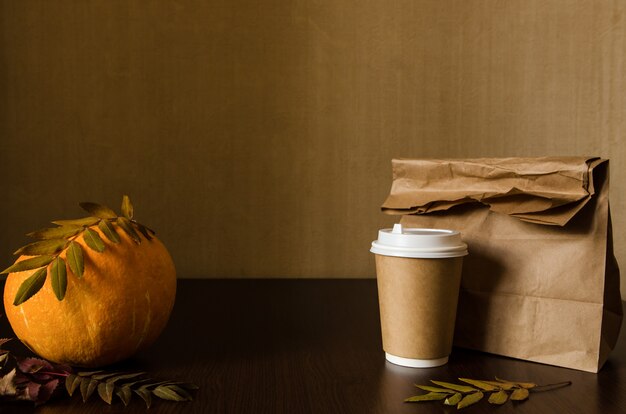 Herfst zakenlunch, stilleven met pompoen en gebladerte