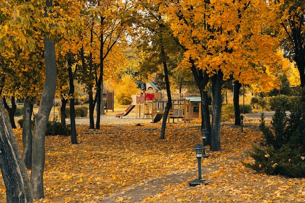 Herfst zonnig landschap. Weg in het park naar de speeltuin