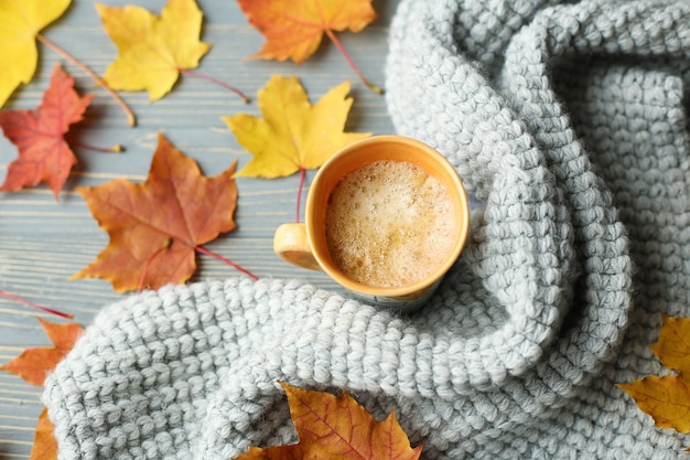 Herfstaccessoires gebreide truien en bladeren