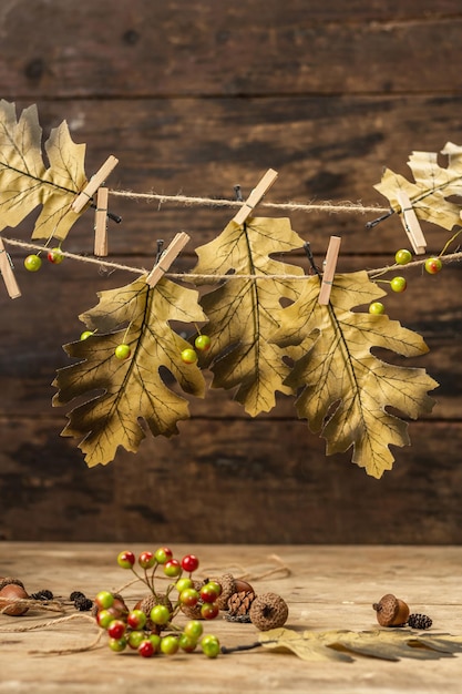 Herfstachtergrond van herfstbladeren op het houten bord, plat gelegd, plaats voor tekst