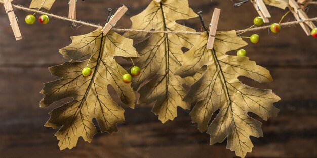 Herfstachtergrond van herfstbladeren op het houten bord, plat gelegd, plaats voor tekst