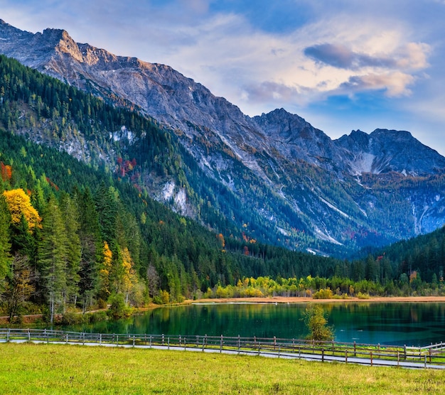 Herfstavond alpine Jaegersee meer en bergen boven Kleinarl Land Salzburg Oostenrijk