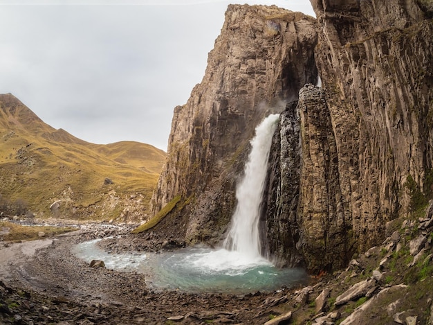 Herfstbergen in de herfstochtend GilSu-waterval in de brede herfstvallei in Noord-Kaukasus, Rusland Prachtig landschap