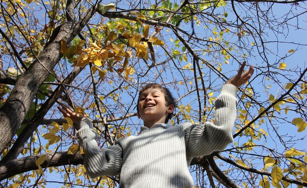 Foto herfstbladeren en kind