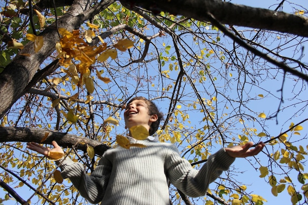 Foto herfstbladeren en kind