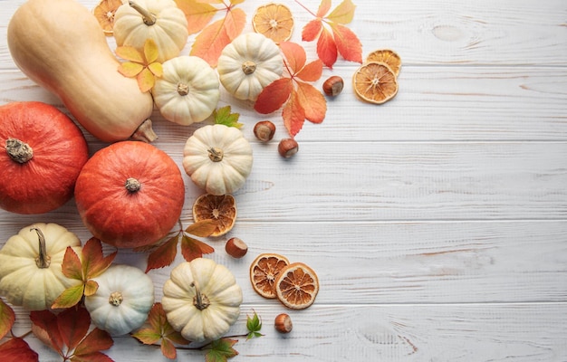 Herfstbladeren en pompoenen over oude houten achtergrond