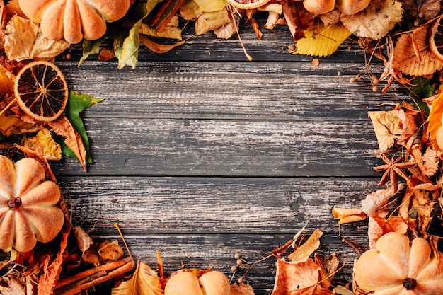 Herfstbladeren grens op de houten achtergrond. Kleurrijk gebladerteframe