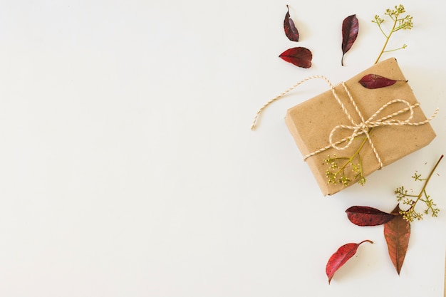 Foto herfstbladeren in de buurt van geschenk