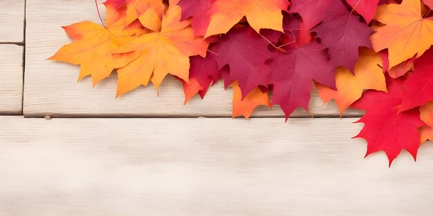 Herfstbladeren in de grens lege ruimte in het midden op houten achtergrond