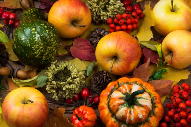 Herfstbladeren, lijsterbessen en appels