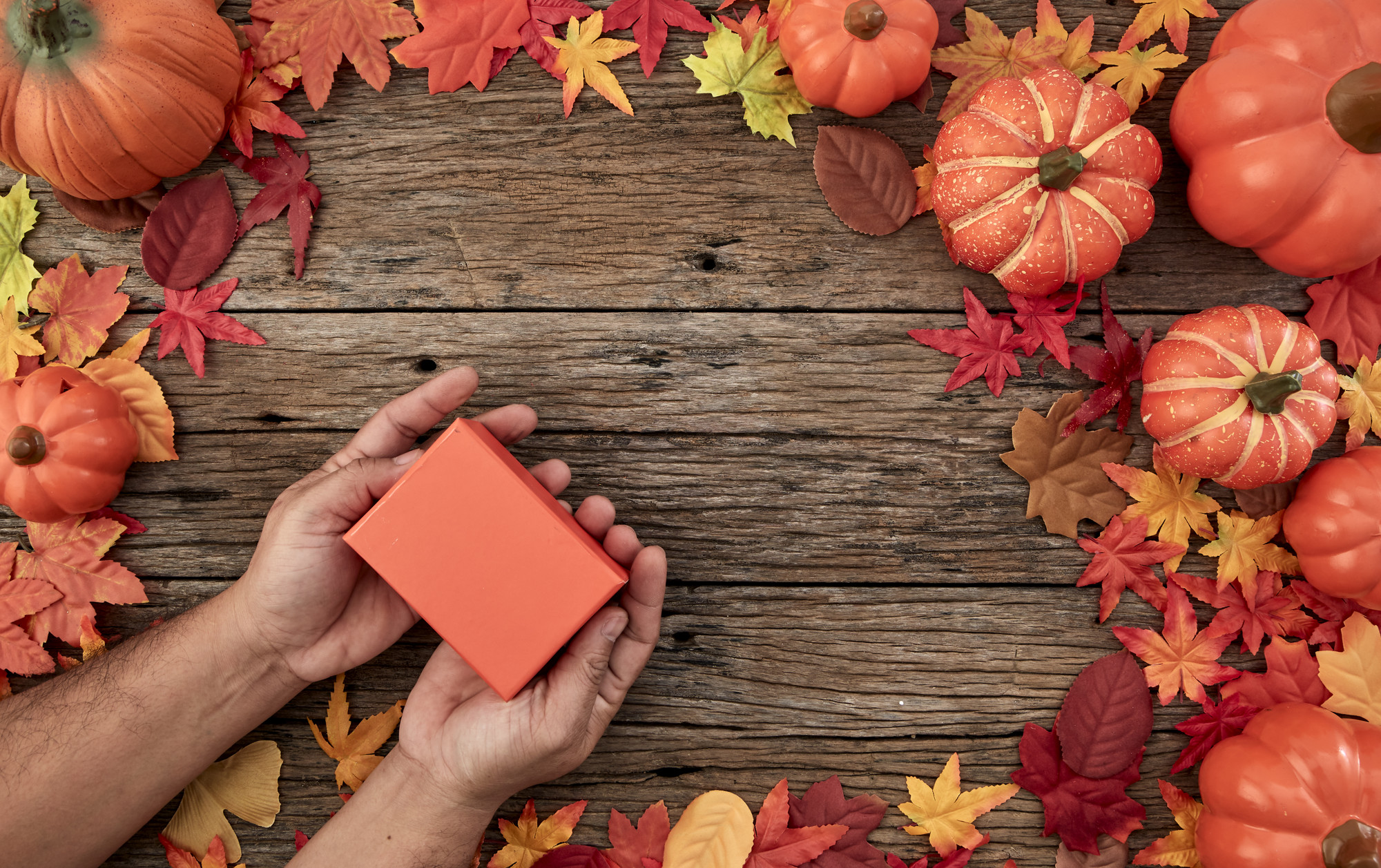 Herfstbladeren met geschenkdoos