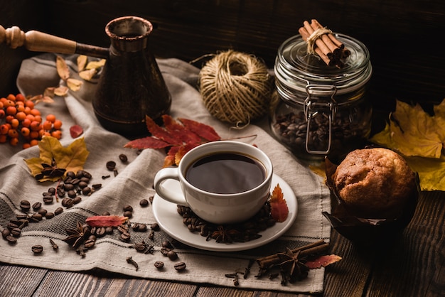 Herfstbladeren met kopje koffie en Muffin