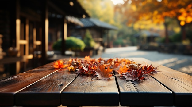 Herfstbladeren op een houten tafel in de buitenlucht