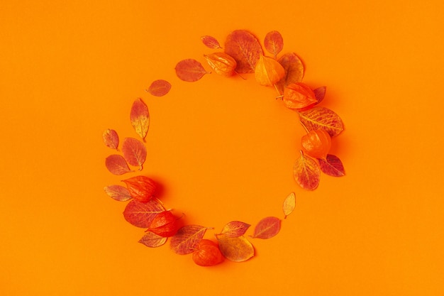Herfstbladeren op een oranje tafel