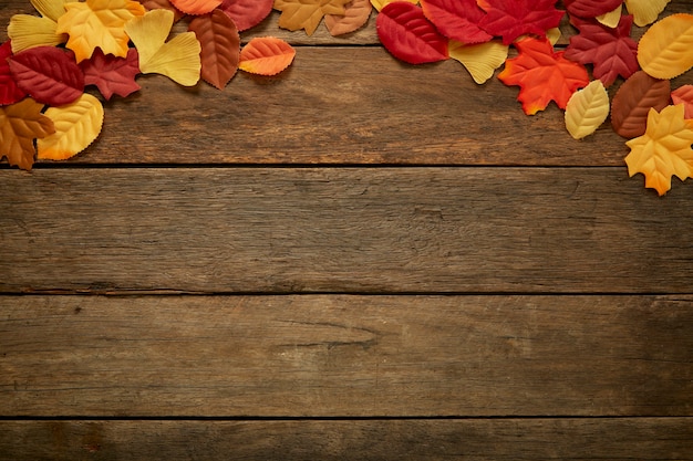 Herfstbladeren op houten achtergrond