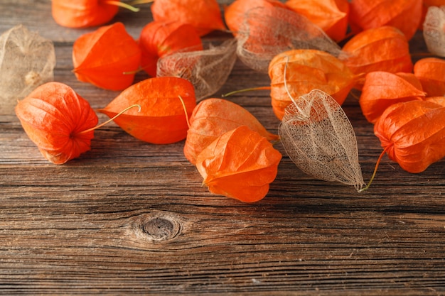 Herfstbladeren op houten tafel. Herfst vintage achtergrond. Rode en gele gedroogde herfstbladeren, schattige details van het koude seizoen.