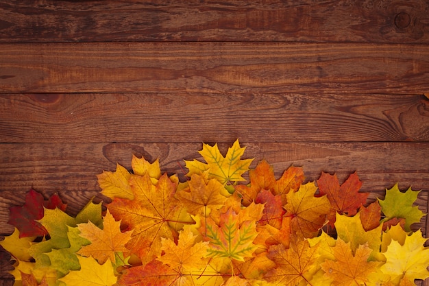 Herfstbladeren op houten tafel