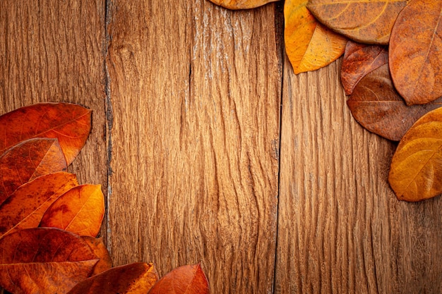 herfstbladeren op vintage oude houten achtergrond en kopieer ruimte