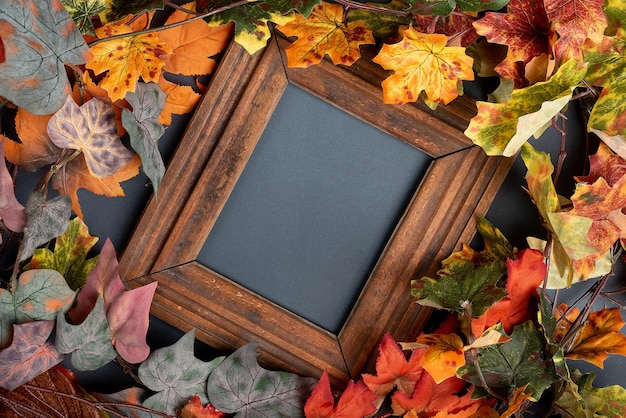 Herfstbladeren zijn rood en oranje compositie met fotolijst kopie ruimte plat gelegd