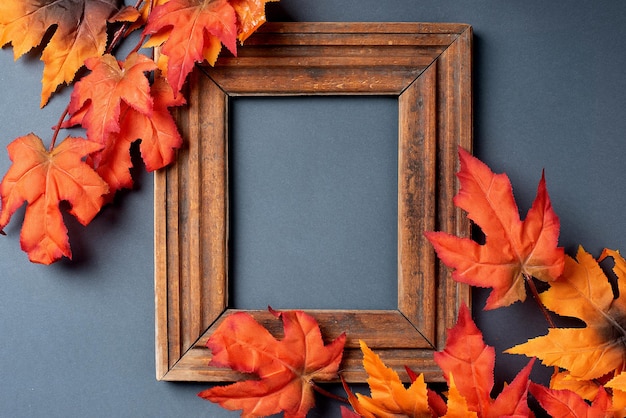 Herfstbladeren zijn rood en oranje compositie met fotolijst kopie ruimte plat gelegd