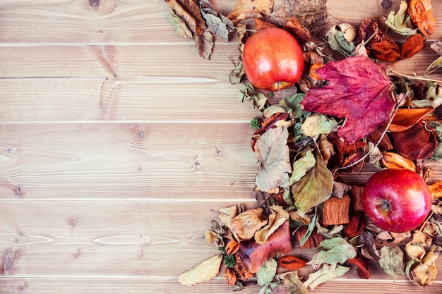 Herfstbladpatroon op bureau