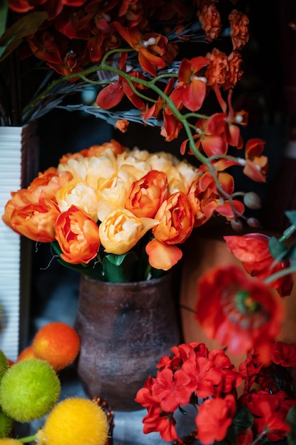 Herfstbloemstuk in de winkel Origineel boeket