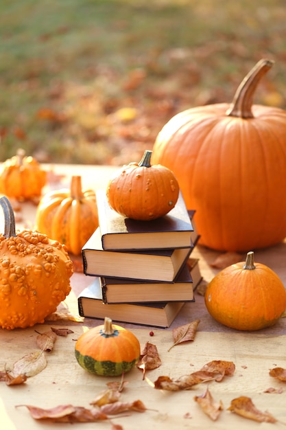 Herfstboeken. Halloween boeken. Stapel boeken en pompoenen