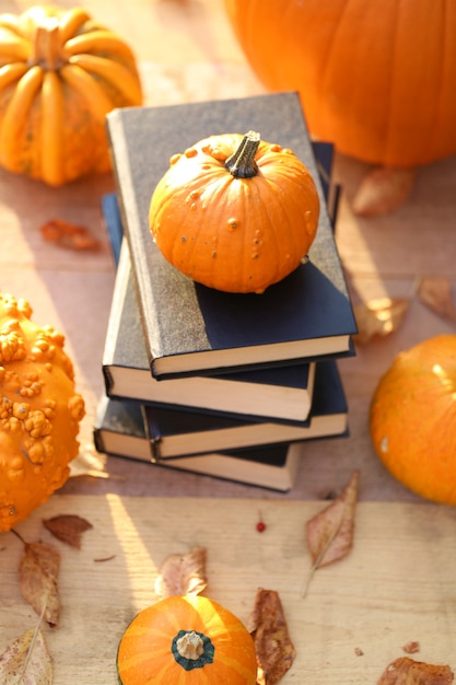 Herfstboeken. Halloween boeken. Stapel boeken met zwarte dekking en oranje geplaatste pompoenen