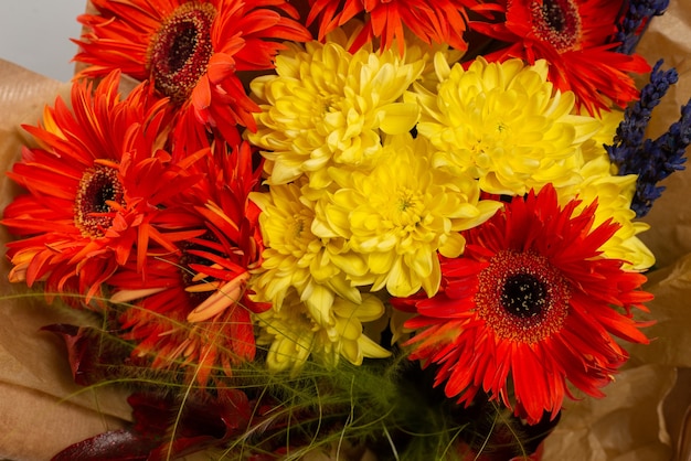 Herfstboeket met oranje en gele bloemen. Gerbera.