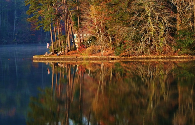 Herfstbomen die reflecteren op een rustig meer