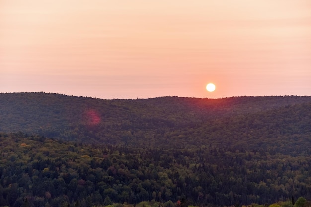 Foto herfstboslandschap bij zonsondergang la mauricie national park canada