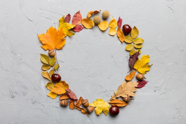 Herfstcompositie gemaakt van gedroogde bladeren, kegels en eikels op tafel Platliggend bovenaanzicht